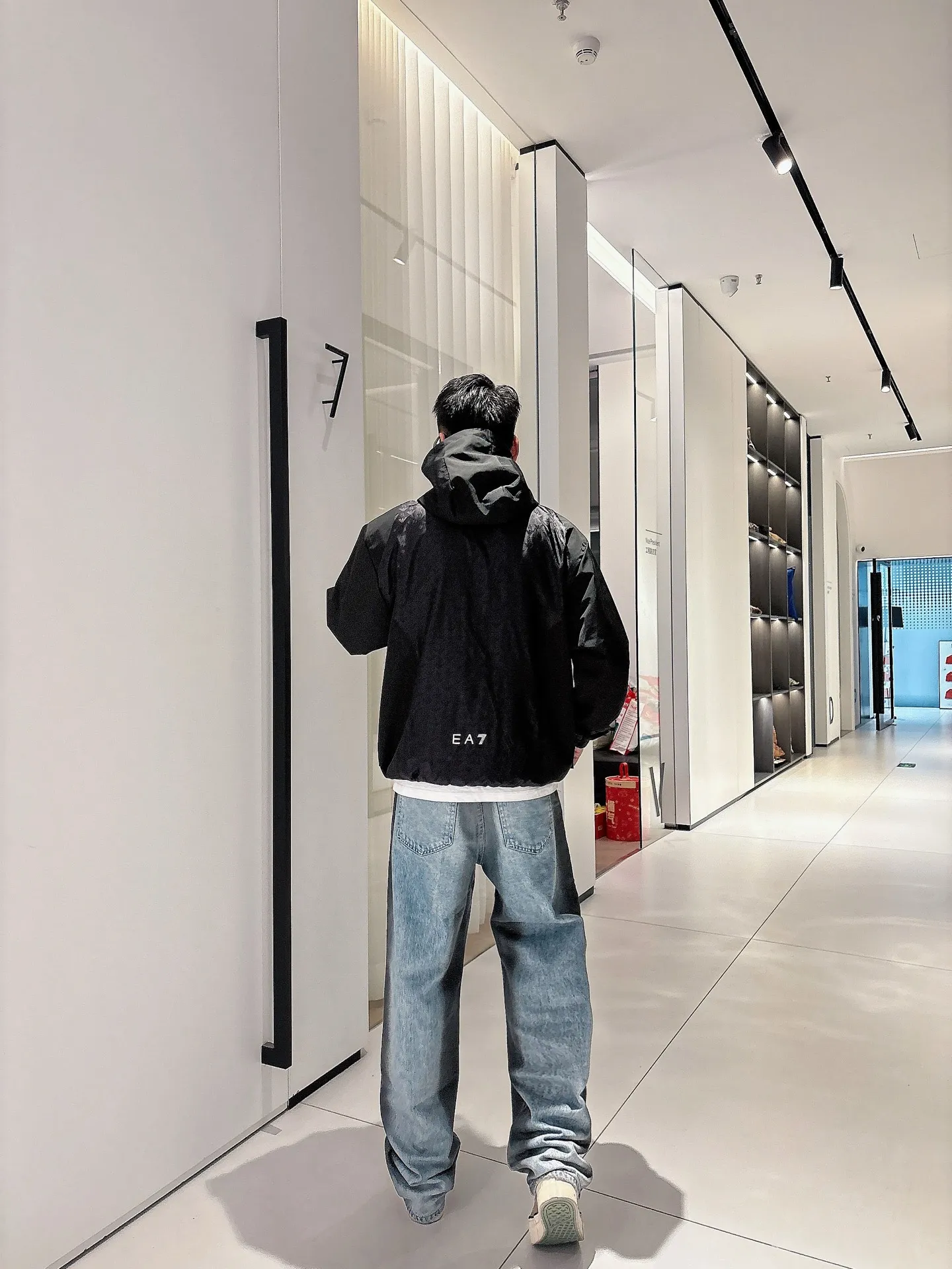 Armani official website Same Style, complete with three labels, on sale in advance. 2026 Autumn and Winter New Arrival men's jacket, Original with complete three labels, Premium version. Custom-made fabrics at the counter. Breathable, high comfort, impeccable details, brand element design concept, reflecting high quality. It feels delicate and soft, presents a casual cut, and has a great upper body shape. Sizes: M～3XL,